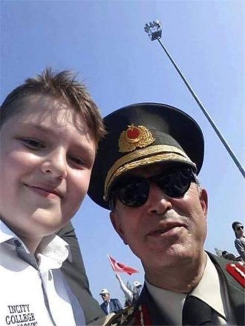 En son Sayın Cumhurbaşkanımız ve Başkomutanımız Recep Tayyip Erdoğan ile fotoğraf çektirdim. Korumalar daha önceden tanıdıkları için pek bir müdahaleleri olduğu söylenemez. Çünkü daha önceden de gidiyordum. Devlet erkanı bazıları sima bazıları ismen artık tanıdılar.