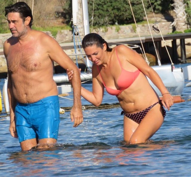 Gülşen Potuk'la ilişkisini kısa süre önce noktalayan Burak Hakkı, önceki gün Bodrum-Ortakent'te yeni sevgilisiyle görüntülendi.