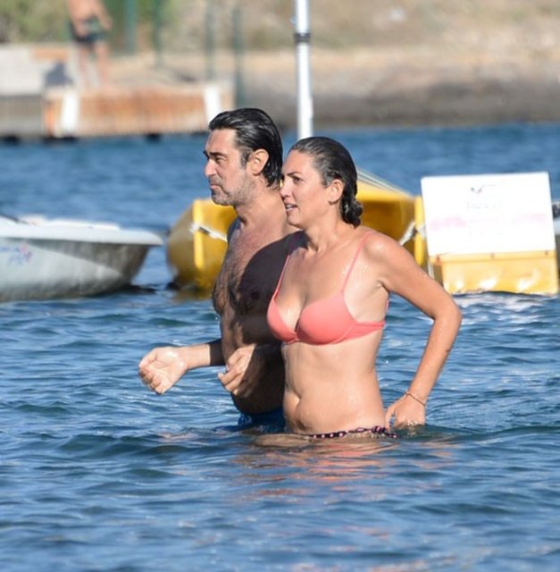 Denizde şakalaşan ikilinin keyifli anları objektife böyle yansıdı. (Hürriyet)