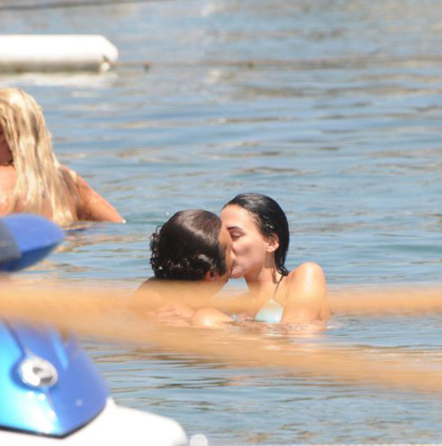  Suyun içinde aşka gelen ikili, çevredekilere aldırış etmeden uzun uzun öpüştü. 