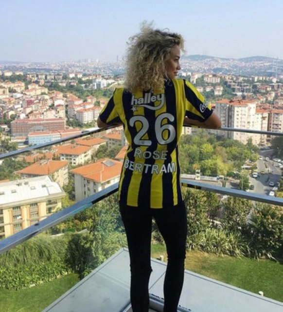 "TAM BİR ERKEK ÇOCUĞU GİBİYDİM""Gregory ile tanışmadan çok önce, daha öğrenciyken sürekli futbol oynardım. Hatta senden iyi olduğumu bile söyleyebilirim! Sahanın her yerinde oynayabiliyordum, tam bir erkek çocuğu gibiydim! Futbolcu olmayı değil, model olmayı seçtim. Her mesleğin kendine özgü zorlukları var. İster model olun, ister futbolcu, ister sekreter, ister otel çalışanı... Hiçbir iş kolay değil! Modelliğin bana çok daha uygun olduğunu düşündüm ve bu yolu seçtim. 