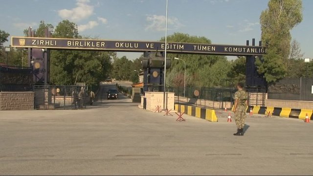 Şehir merkezindeki askeri birliklerin taşınması yönündeki hükümetin aldığı karar çerçevesinde Etimesgut Zırhlı Birlikler Okulu ve Eğitim Tümen Komutanlığı'nın taşınmasına bugün de devam edildi.