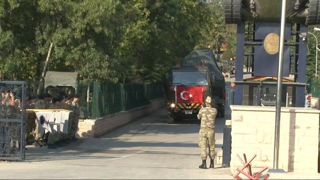 Askeri birliklerin şehir merkezlerinden taşınması yönündeki kararın ardından Etimesgut Zırhlı Birlikler Okulu ve Eğitim Tümen Komutanlığı'ndaki zırhlı araçlar dün Şereflikoçhisar ve Burdur'daki birliklere taşınmasına başlandı.