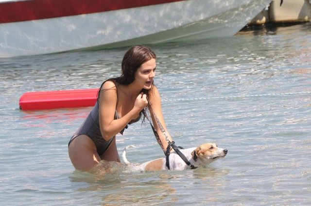 NURİ ALTUNTAŞ - HABERTÜRK MAGAZİN  - İdo Tatlıses'le ortak arkadaşlarının araya girmesiyle barışan Hilal Altınbilek, annesi ve köpeğiyle tatile çıktı.