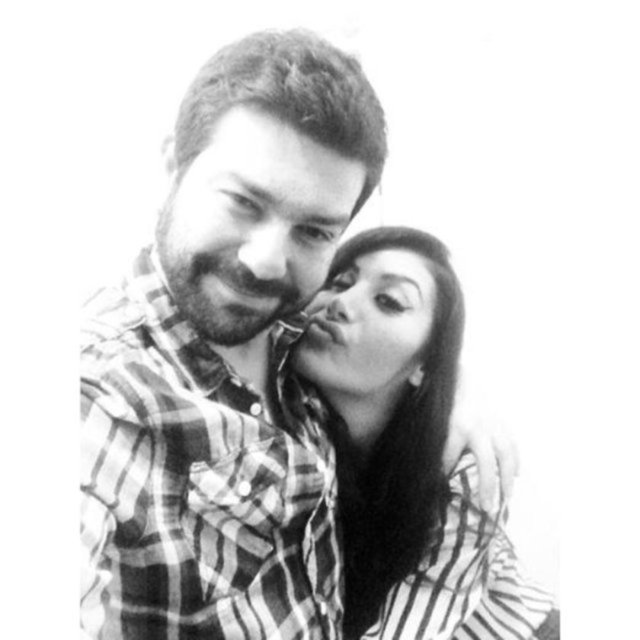 Herkesin kendi hayatı olduğunu vurgulayan ünlü radyocu, "Boşandıktan bir hafta sonra sildirdi. Dövmeyi sildirdiği için rahatsız olmadım. Bu benim için sorun değil. Ben de 'İrem' yazısının üzerini çizdirdim" ifadelerini kullandı. Esendemir, "Yaklaşık 10 gün önce 'İrem' yazılı dövmenin yerine çizgi çektirdim. Kısa tek çizgi yaptırdım" dedi.