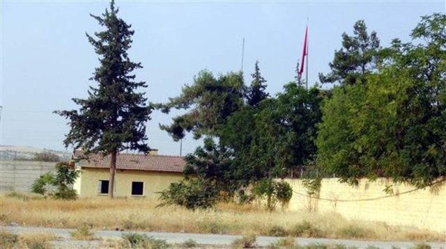 Sabah saatlerinde sınıra gidenler, Türk bayrağına yakın noktadaki IŞİD bayrağının yerinde olmadığını da gördü.