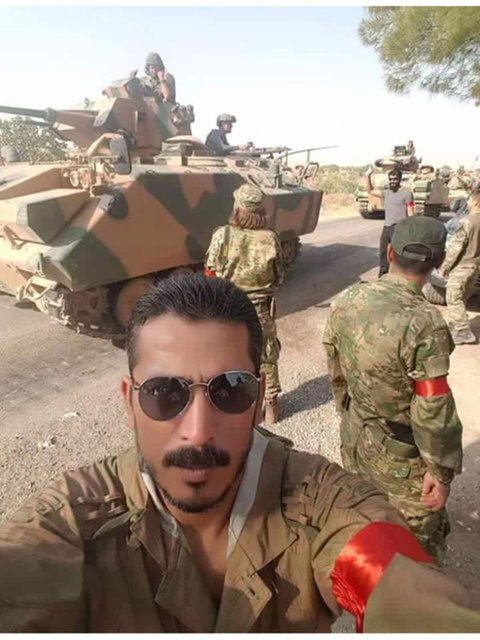 KOLLARINDAKİ BANTLAR NE ANLAMA GELİYOR? - Bu karelerde Türkiye'nin havadan ve karadan vurduğu bölgede ilerleyen Türkmen ve Arap birliklerinin görüntüleri bulunuyor.