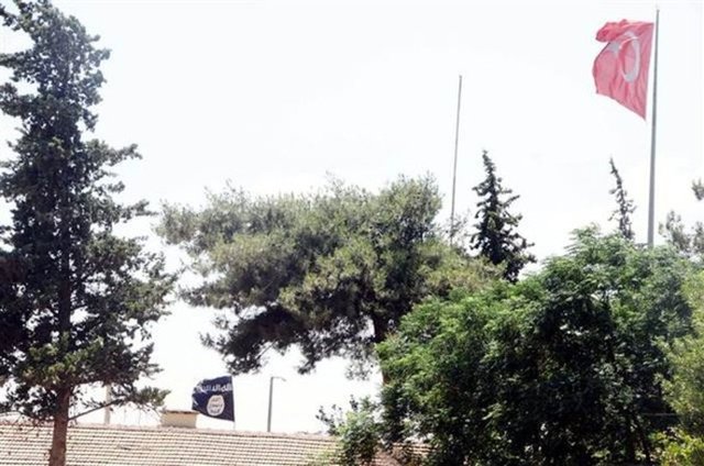 Türk Silahlı Kuvvetleri'nin askeri harekatının ardından Cerablus'a girerek denetimi ele geçiren Özgür Suriye Ordusu (ÖSO) mensuplarının ilk işi, 2 yılı aşkın süredir sınırda Türkiye bayrağına 30 metre mesafede dalgalanan terör örgütü IŞİD'in bayrağını indirmek oldu.