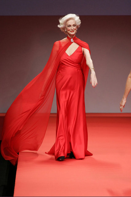 Pek çok model 35 yaşında emekliye ayrılıyor. Oysa 85 yaşındaki Carmen Dell'Orefice'in mesleğini bırakmaya hiç niyeti yok. Yaşam enerjisi ve güzelliğiyle büyüleyen Dell'Orefice, 1946 yılında 15 yaşındayken Vogue dergisine kapak oldu. Ve kariyeri başladı. 15'inden beri çalışmayı hiç bırakmadı.