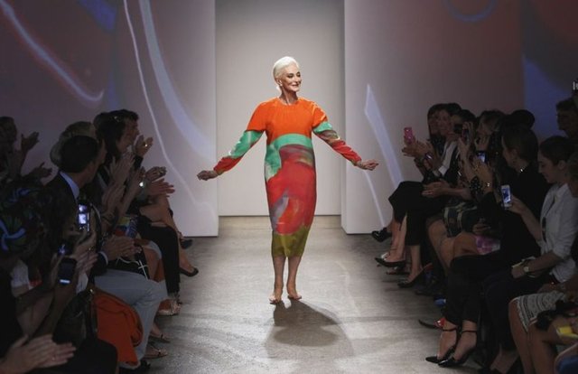 Dell'Orefice, ünlü ressam Salvador Dali'nin ilham kaynağıydı. Carmen Dell'Orefice, iyi bir uyku, düzenli yüzme ve stresten uzak durmanın kişiyi genç ve diri tuttuğunu söylüyor. Bu yüzden, yaşını hiç kafaya takmadığını ifade ediyor.