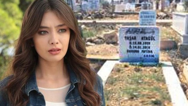 Oyuncu Neslihan Atagül vefat eden babası Yaşar Şener Atagül'ün mezarını yaptırdı.