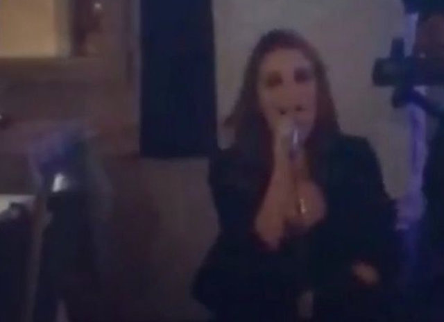 Sahneye çıkıp birbirlerine aşk şarkıları söyleyen ikili, romantik dakikalar yaşadı.