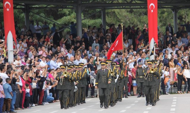 Daha sonra Türk Bayrağı'nın üzerine konulan silahların bulunduğu masaların başına geçen askerler, komutanlarının sözlerini tekrarlayarak yemin etti. Yemin sonrası birliğe ilk teslim olan er Erdoğan Yılmaz, yaş kütüğüne plaket çaktı.