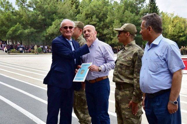 Er ve erbaşların yemin etmesinin ardından birliğe erken teslim olan erler, yaş kütüğüne plaket çaktı.