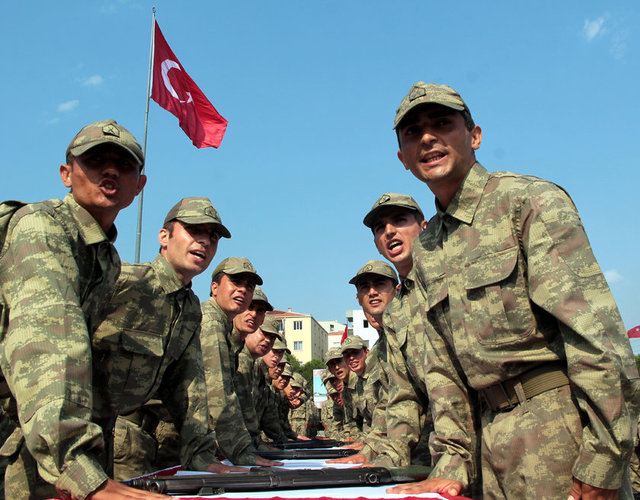 Ulaştırma, Personel Okulu ve Eğitim Merkezi Komutanlığında eğitimlerini tamamlayan bin 485 asker için İzmir'in Gaziemir ilçesindeki Tuğgeneral Süleyman Önder Kışlasında gerçekleştirilen törende, saygı duruşu ve İstiklal Marşı'nın ardından 364. dönem asteğmen adayları, 20'nci dönem sözleşmeli erler ile 1996/3 tertip erler yemin etti.