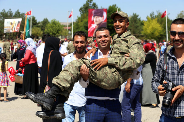 Burada konuşan 5'inci Piyade Eğitim Tugay Komutan Piyade Albay Albay Kip, yurdun dört bir yanından birliğe katılan askerlerin ant içme töreninin gururla gerçekleştirildiğini söyledi.