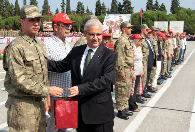 İzmir'de bin 485, Manisa'da ise 3 bin 268 asker için yemin töreni düzenlendi.