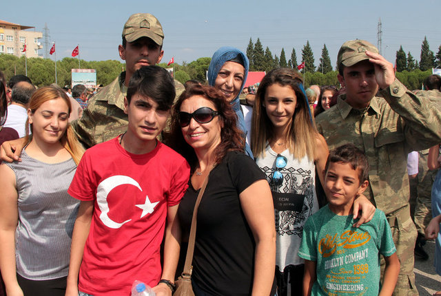 Yemin eden askerler adına birliğine ilk katılan ulaştırma er İbrahim Burak Zaza, yaş kütüğüne plaket çaktı. Ege Ordusu ve Garnizon Komutanı Orgeneral Abdullah Recep, eğitimlerini başarıyla tamamlayan personele belgelerini verdi.