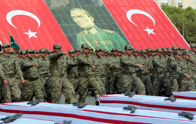 Törende, Ulaştırma Marşı'nın okunmasının ardından eğitimlerini tamamlayan askerler, tören geçişi yaptı. Aileler, tören geçişi sırasında sevgi gösterisinde bulunarak "En büyük asker bizim asker" sloganı attı.