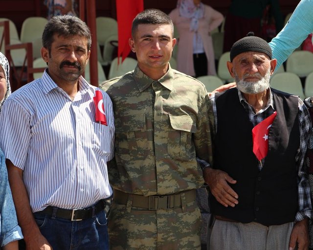 Komutanlığın, General Şükrü Kanatlı Kışlası'ndaki törende, temel eğitim gören yaklaşık bin 500 er ant içti. Eğitimlerini tamamlayan askerlerin yemin töreni renkli görüntülere sahne olurken, aileler ve askerler duygusal anlar yaşadı.