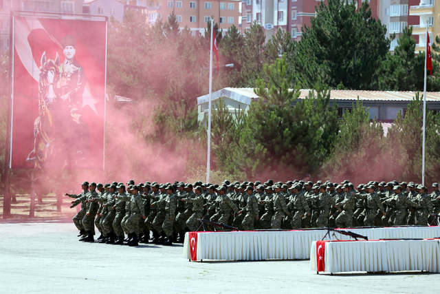 Sivas 5'inci Piyade Eğitim Tugay Komutanlığında düzenlenen törende 1996/3 dönem acemi, 324. dönem kısa dönem ve 20. dönem sözleşmeli erler yemin ederek, vatani görevinin ilk bölümünü tamamladı.