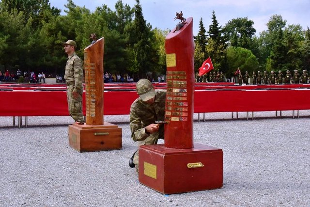 Samsun Sahra Sıhhiye Okulu ve Eğitim Merkezi Komutanlığı Gökberk Kışlası'nda 364'üncü kısa dönem ve 96/3 tertip 795 er ve erbaş için düzenlenen törende acemi er ve erbaşların yemin töreni gerçekleştirildi.