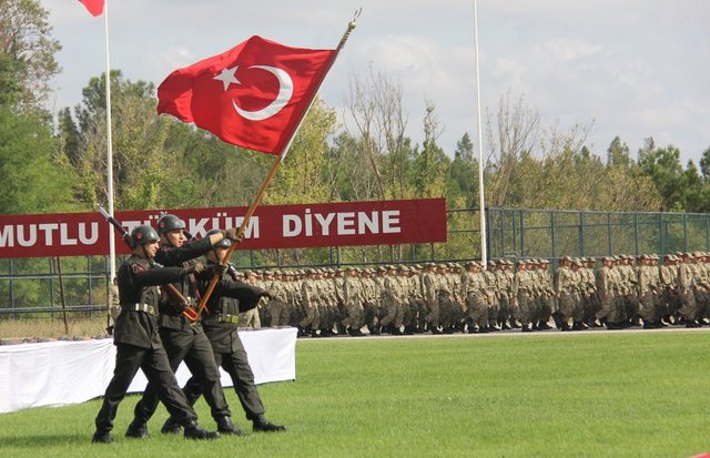 Törende Kara Kuvvetleri EDOK Komutanı Korgeneral Tahir Bekiroğlu'nun, yemin edecek askerlere yönelik mesajı okundu ve Çanakkale Savaşları sırasında askerlik yapmış "Kınalı Ali"nin hikayesini konu alan tiyatro oyunu sergilendi.