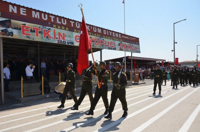 Törende tugaya ilk katılan ve eğitim sürecini başarıyla tamamlayan askerler ile Sivas'ta askerlik hizmetini yapmış babalara ve dedelere hediye ve teşekkür belgesi verildi. 1996/3 tertip erlerden Recep Keskin, yaş kütüğüne plaket çaktı.
