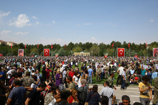 MEBS Okulu ve Eğitim Merkezi Komutanlığı'nda gerçekleştirilen, saygı duruşu ve İstiklal Marşı'nın okunmasıyla başlayan törene, MEBS Okulu ve Eğitim Merkezi Komutanı Muhabere Kurmay Albay Rasim Yaldız, askerler ve aileleri katıldı.