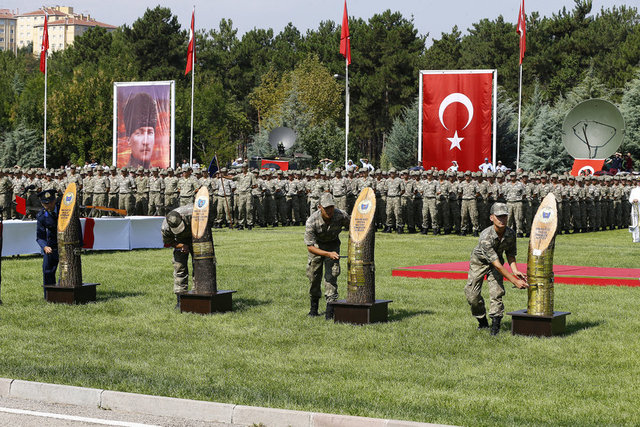 Kara Kuvvetleri Komutanlığı Muhabere Elektronik Bilgi Sistemleri (MEBS) Okulu ve Eğitim Merkezi Komutanlığı'nca temel eğitimlerini tamamlayan, 364. dönem asteğmen adayları/kısa dönem erler, 20. dönem sözleşmeli erler ve 1996/3 tertip erlerden oluşan 2 bin 681 asker için yemin töreni gerçekleştirildi.