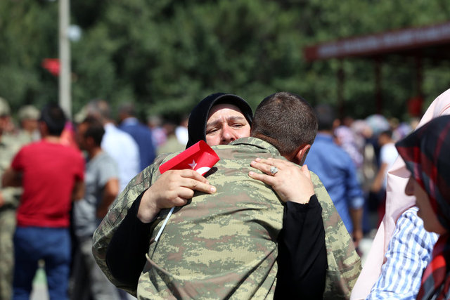 Yemin töreninin ardından asker evlatlarına kavuşan bazı ailelerin gözyaşlarına hakim olamadıkları görüldü.