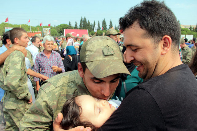 Tören geçişinin ardından aileler çocuklarıyla bir araya gelerek özlem giderdi.