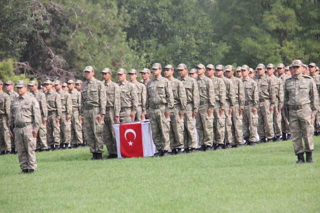 Balıkesir'de, 364'üncü dönem yedek subay adayları ve kısa dönem erler ile sözleşmeli erlerden oluşan bin 644 asker yemin etti.