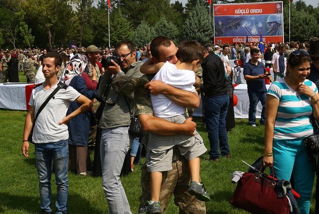 Tribünleri dolduran aileler, yemin törenini coşku içinde seyretti.Tören alanında, 2 bin 681 askerin ant içmesinin ardından Kara Kuvvetleri Eğitim ve Doktrin Komutanı Korgeneral Tahir Bekiroğlu'nun tebrik mesajı okundu.