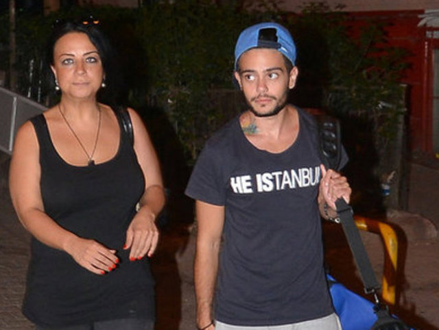 Rüzgar Erkoçlar, önceki gece İstanbul'da Firuzağa'da sevgilisi ile görüntülendi.