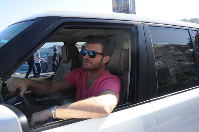 Kıvanç Tatlıtuğ'un, Bağdat Caddesi'ndeki yatırımlarından elde ettiği gelir şu an 100 bin TL. Ekranların en çok kazanan jönleri arasında yer alan oyuncu, yeni projesinden de bölüm başına 130 bin TL alacak.