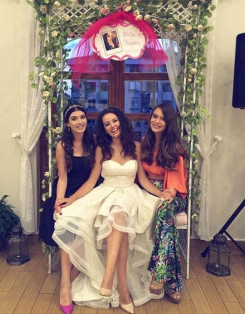 Önceki gün ise kınaya atıfta buluna Akil "Peeeh.... Bugün ağlatacaklarmış" notuyla gecenin heyecanını sevenleriyle paylaştı.