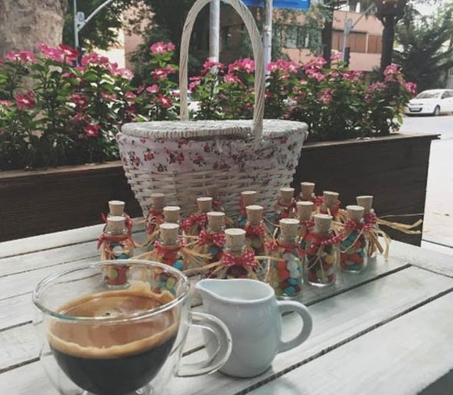 Akil ile nişanlısı Altan geceden kareleri sosyal medyadan paylaştı. Altan bu fotoğrafa şu notu yazdı: "Sadece mutluluktan ağlayalım... Bu duam herkese, mutlu gecelere ve herkese teşekkürler... son 5"