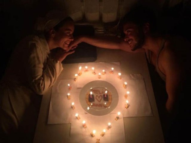 Son olarak 'Aile İşi' dizisinin Müjde'si olarak izleyici karşısına çıkan Akil uzun süredir birlikte olduğu Altan ile geçtiğimiz mayıs ayında nişanlandı. Çift 1 Eylül'de dünya evine girecek.