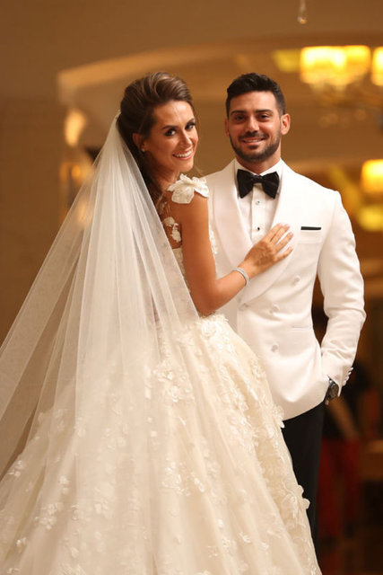 REŞAT BALCIOĞLU / HT KULÜP - Çilek Mobilya'nın sahibi Mustafa Çilek ve Nilgün Çilek çiftinin modacı kızları Selma Çilek, işadamı Satvet Çiftçi ve Ceylan Toktaş'ın oğulları Sinan Çiftçi ile Four Seasons Otel'de dünya evine girdi.