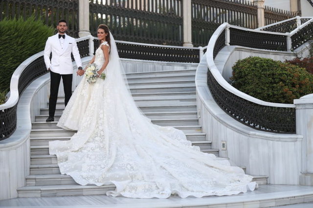 Kendi gelinliğini tasarlayıp diken moda tasarımcısı Selma Çilek, gecede zarafeti ve güzelliğiyle dikkat çekti. Sinan Çiftçi'nin damatlığı ise Taji imzası taşıyordu. Çift, balayı için Bali'yi ardından da Singapur'u tercih etti.