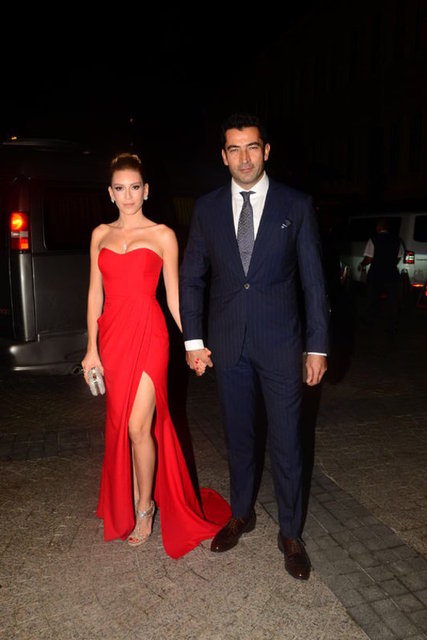 Yakın arkadaşı Selma Çilek'in düğününe eşi Kenan İmirzalıoğlu ile birlikte katılan Sinem Kobal, derin yırtmaçlı kırmızı elbisesiyle gecenin en dikkat çeken ismiydi.