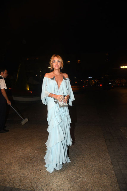 Yasemin Taciroğlu, annesinin markası olan Nedo by Nedret Taciroğlu imzalı iddialı, göğüs dekolteli kıyafetiyle çok şıktı.