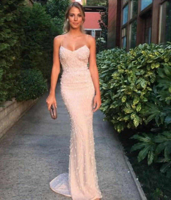 Aslışah Alkoçlar, Binnur Uyar imzalı toz pembe elbisesiyle, gecenin en şık isimlerindendi.