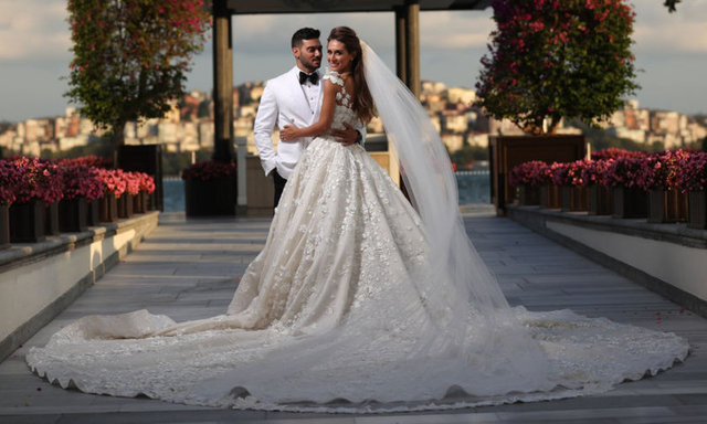 İki yıldır birlikte olan ve nisan ayında nişanlanan çiftin düğününde gelinin nikâh şahitliğini abisi Talha Çilek, damadınkini ise amcası Serdar Çiftçi ve yakın arkadaşı Bahattin Ayan yaptı.