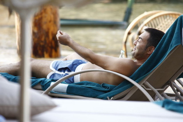 Yaz sezonunu yoğun bir konser maratonu içinde geçiren Ortaç şezlongda dinlenmeyi tercih etti.