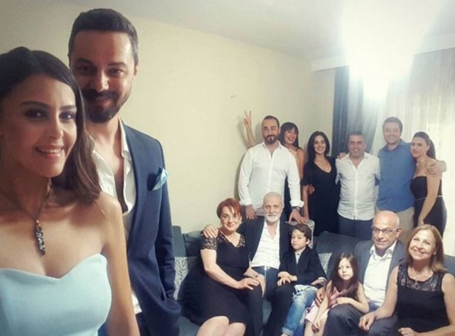 'İnadına Aşk' dizisiyle yıldızı parlayan Nilay Duru, Emrah Kıyan ile nişanlandı.