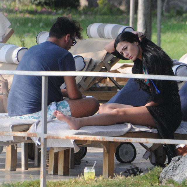 Bodrum tatiline devam eden oyuncu Deniz Çakır, bikinili görüntülenmemek için akla karayı seçti.