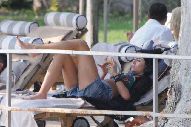 Xuma Beach'te görüntülenen Çakır, plajda şort ve pareoyla oturarak sıcak havaya rağmen suya girmedi. - Nuri ALTUNTAŞ / HABERTÜRK MAGAZİN -  