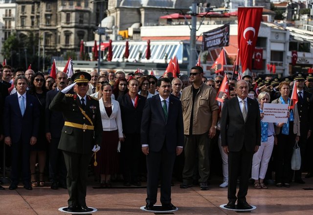 Törene, İstanbul Valisi Vasip Şahin (ortada), Garnizon ve 1. Ordu Komutanı Orgeneral Musa Avsever (solda) ile İstanbul Büyükşehir Belediye Başkanı Kadir Topbaş (sağda) da katıldı.